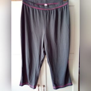Avon Curves Performance Capri Pants Dark Gray Pink Seams Size Large (14-16)